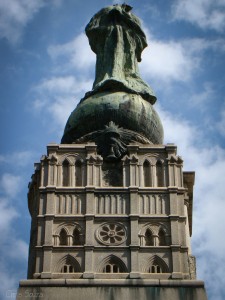 Fachada de Notre-Dame: Paris, símbolo do Ocidente, sustenta o globo terrestre