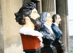 Os três personagens-chave da narrativa positivista da história do Brasil – Tiradentes, José Bonifácio e Benjamin Constant – compõem a chamada Trindade cívica